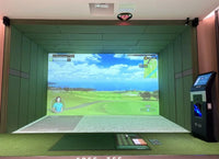 Tapis de frappe de golf strié – en situation devant un écran de simulateur