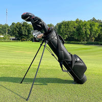 Sac de golf pencil à trépied en cuir PU – sac noir sur son trépied avec ses clubs, vue de trois quarts