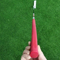 Putter lame argenté usiné – grip rouge tenu à la main avec le haut du manche