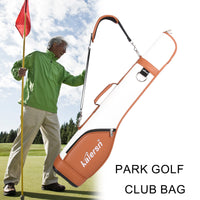 Sac de park golf compact – golfeur au green portant le sac blanc et marron en bandoulière