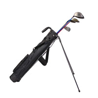 Petit sac de golf léger – sac noir posé sur ses pieds avec ses clubs
