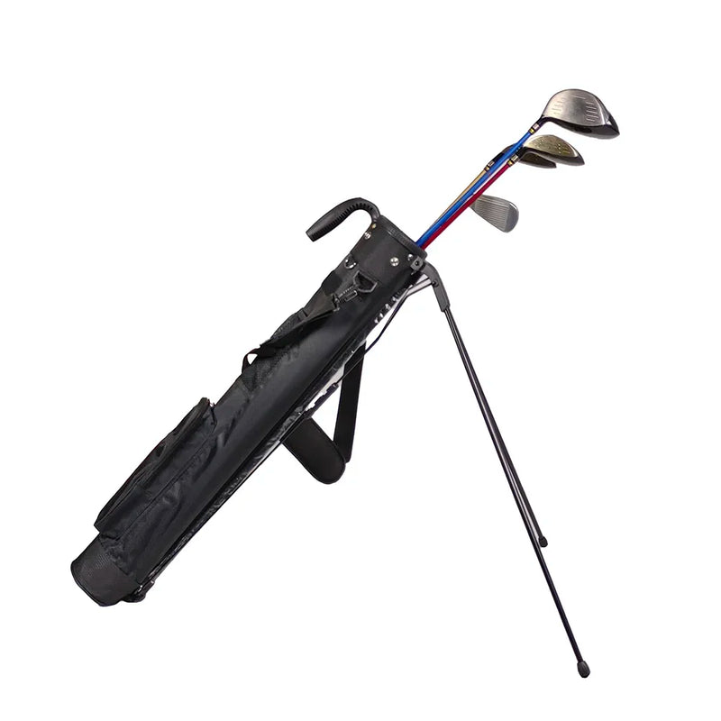 Petit sac de golf léger – sac noir posé sur ses pieds avec ses clubs