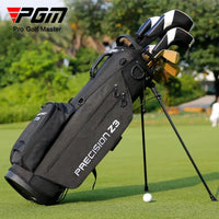 Sac de golf trépied léger – sac noir garni de clubs sur le parcours