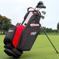 Sac de golf trépied léger – sac noir et rouge sur le parcours avec ses clubs et le trépied déployé