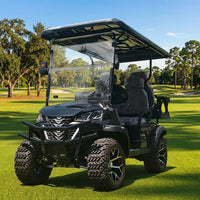 Voiturette de golf électrique 4 places – carrosserie noire vue de face sur le parcours