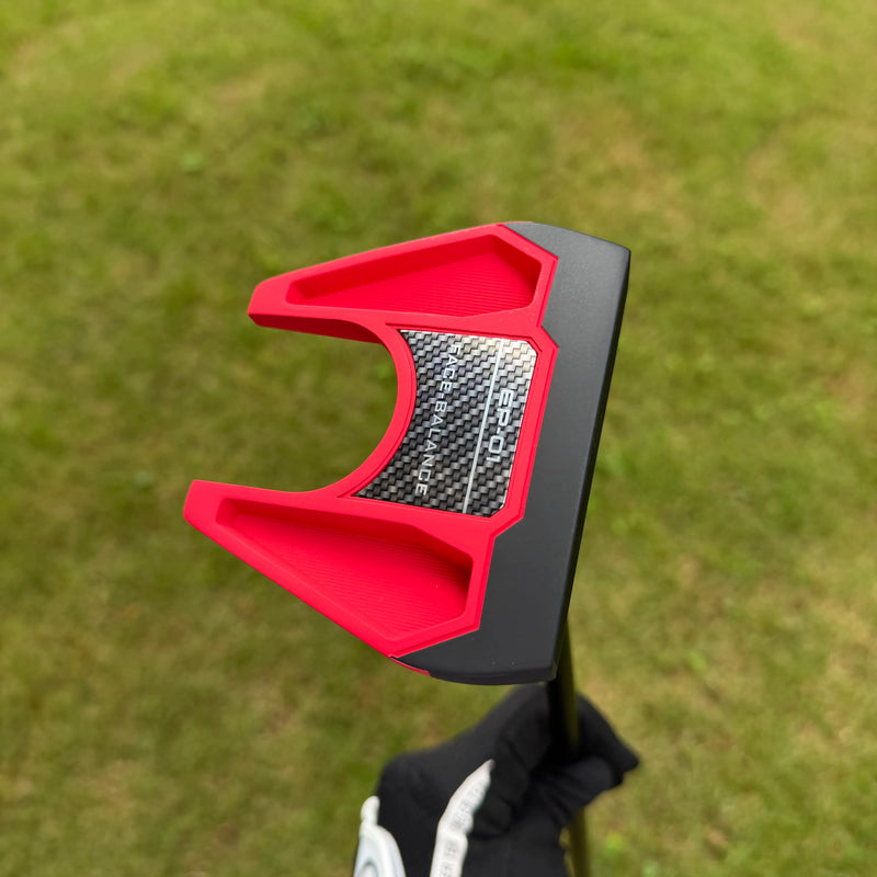 Putter maillet rouge à face équilibrée – dessus de la tête avec l'insert à motif en fibres