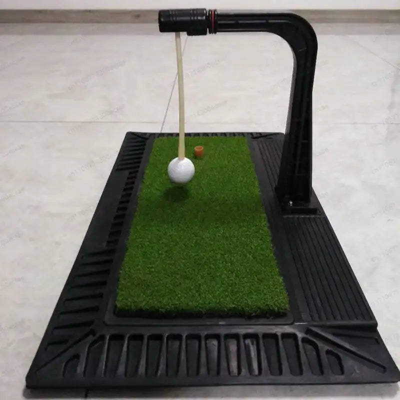 Entraîneur de swing de golf à balle suspendue – posé sur un sol carrelé, balle au bout de sa tige