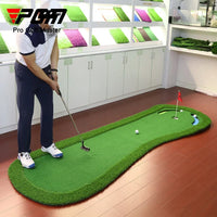Putting green d'entraînement – golfeur au putting sur le tapis dans une boutique de golf