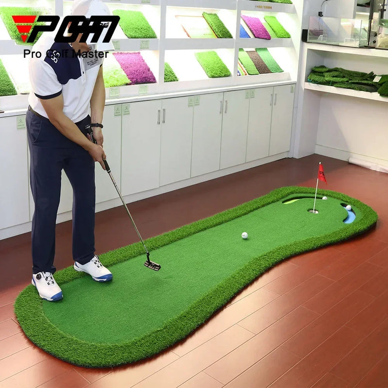 Putting green d'entraînement – golfeur au putting sur le tapis dans une boutique de golf
