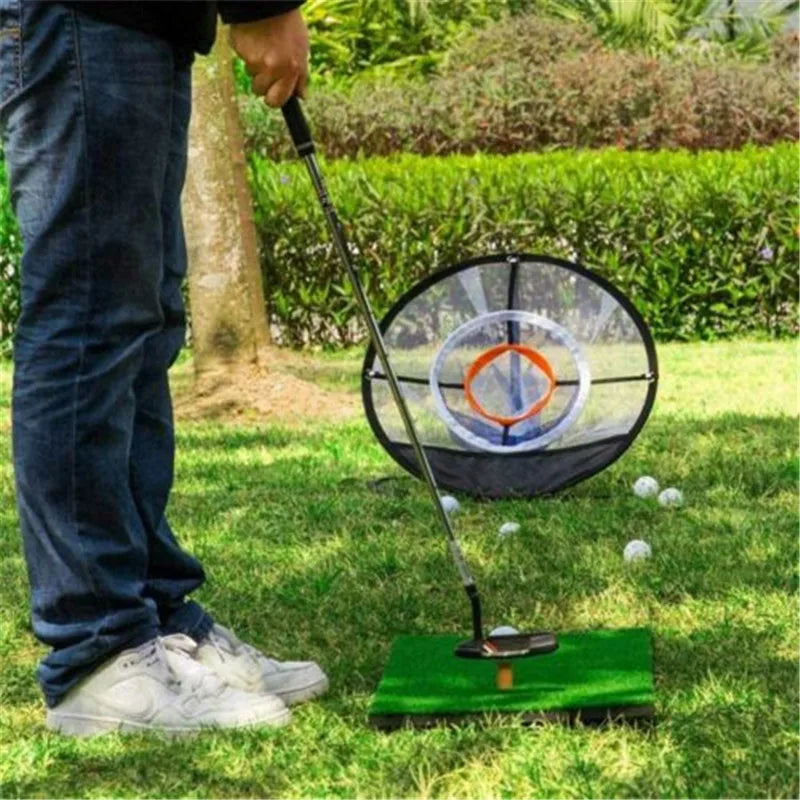 Filet de chipping golf rond – golfeur en train de chiper vers le filet sur l'herbe