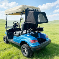 Voiturette de golf électrique – vue arrière trois quarts, housse de pluie relevée
