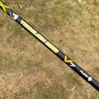 Mini driver de golf titane – manche noir aux touches jaunes avec repère de flex