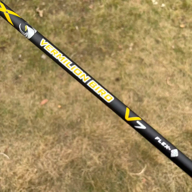Mini driver de golf titane – manche noir aux touches jaunes avec repère de flex