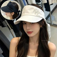 Visière de golf femme à ruban noué et monogramme perlé, blanc ou noir