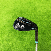 Wedge de golf forgé noir – vue sur le gazon