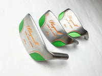 Tête de chipper de golf inoxydable – les trois lofts vus de face avec leurs touches vertes