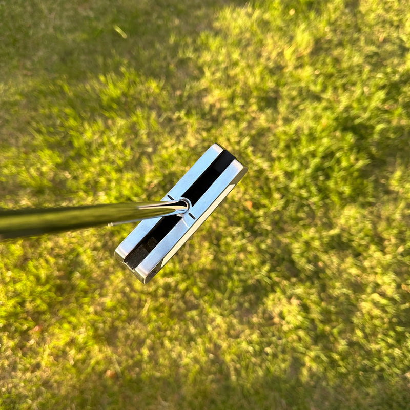 Putter lame double face argenté – autre face de frappe vue en biais