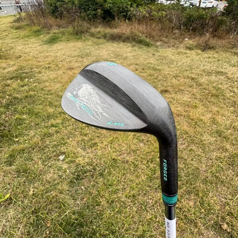Wedge de golf forgé – club monté posé dans l'herbe