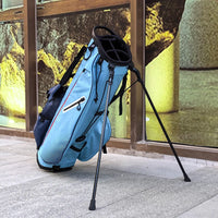 Sac de golf trépied léger 2 kg – vue du sac sur son trépied avec la poche latérale zippée