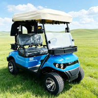 Voiturette de golf électrique – vue avant trois quarts, panier avant et pare-brise