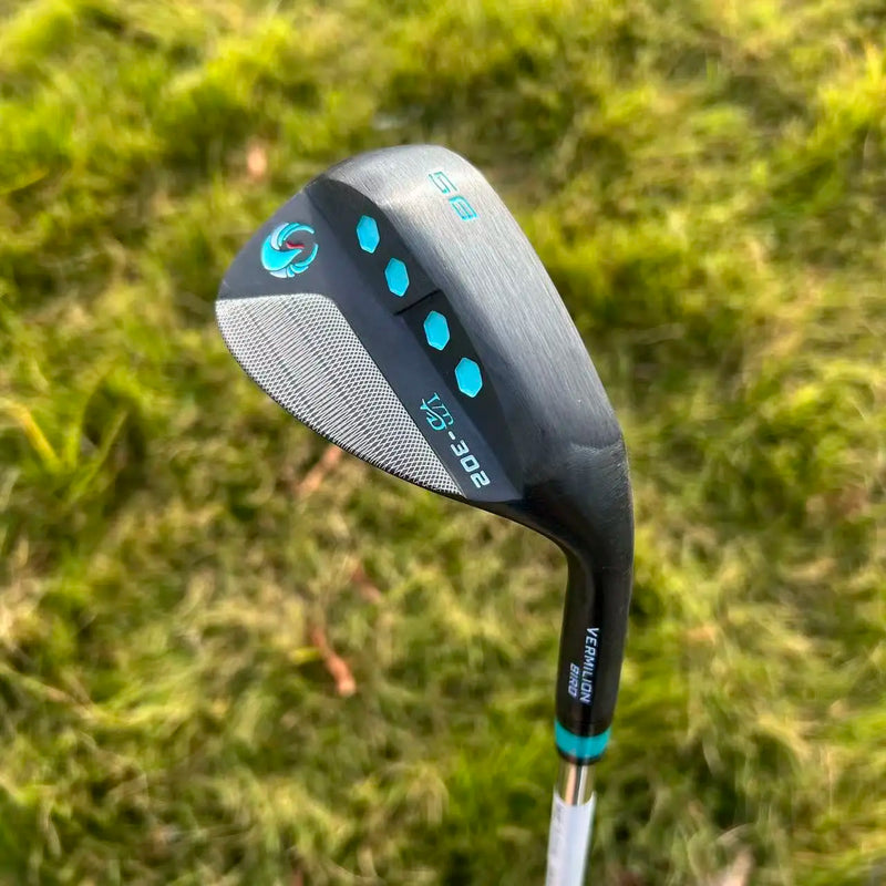 Wedge golf noir – vue de trois quarts du dos de la tête sur l'herbe
