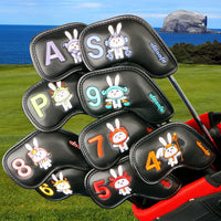 Couvre fer golf lapin – housses brodées sur un sac de golf devant la mer