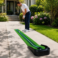 Tapis de putting bicolore – golfeur en train de putter sur une allée extérieure