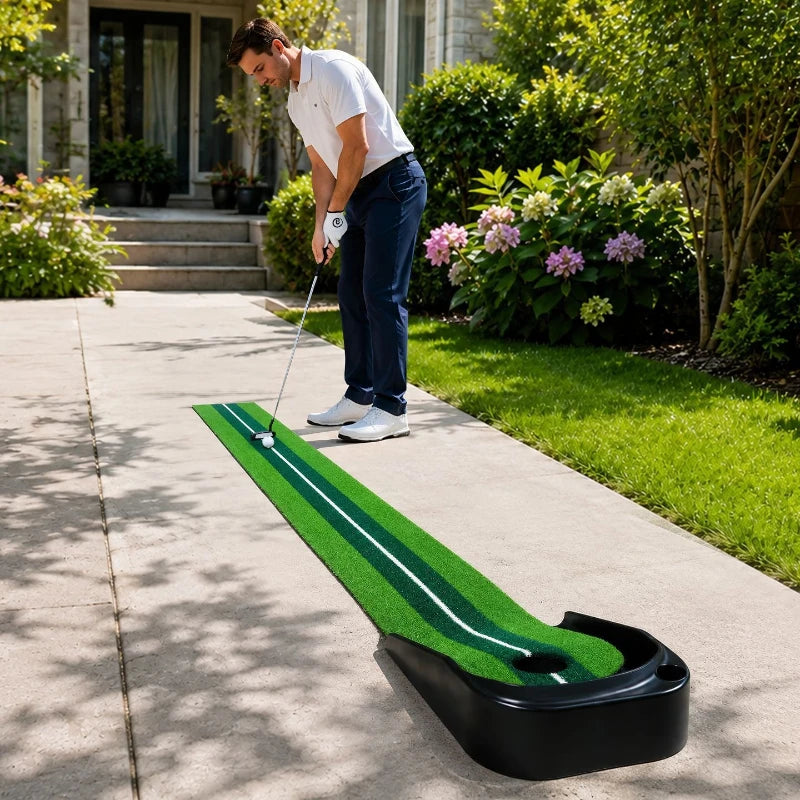 Tapis de putting bicolore – golfeur en train de putter sur une allée extérieure