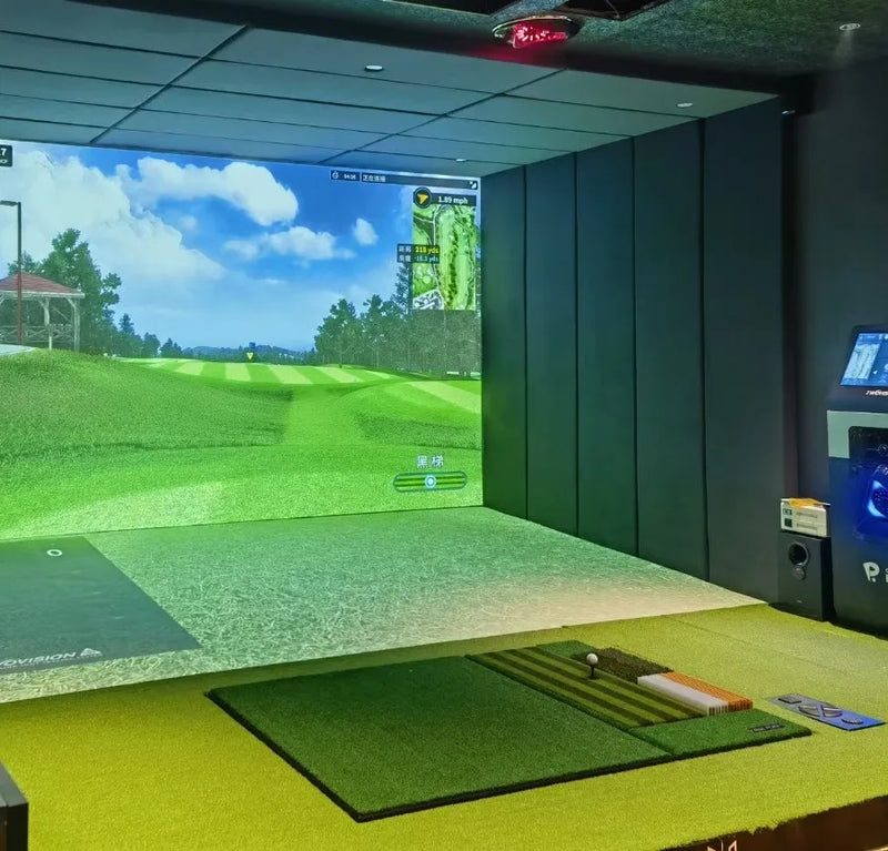Tapis de frappe de golf strié – posé dans une salle de simulateur devant l'écran