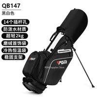 Sac de golf trépied 14 compartiments – version noir et blanc, vue de trois quarts sur son trépied
