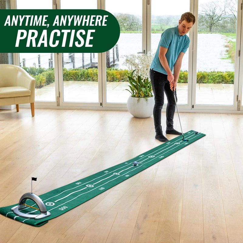 Aide au putting à retour de balle – golfeur qui putte sur un tapis dans une pièce lumineuse