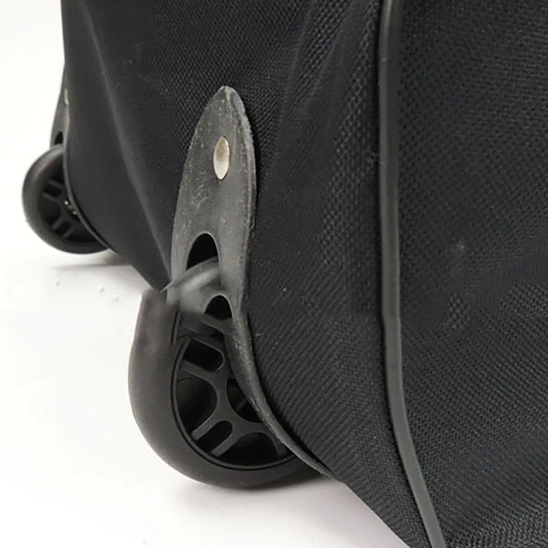 Housse de voyage golf noire – gros plan sur une roue de patin en ligne