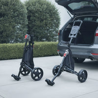Chariot de golf manuel compact – chariots replié et déplié près d'une voiture