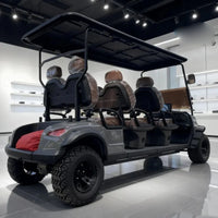 Buggy de golf électrique – vue de trois quarts arrière avec le coffre de rangement et un sac rouge