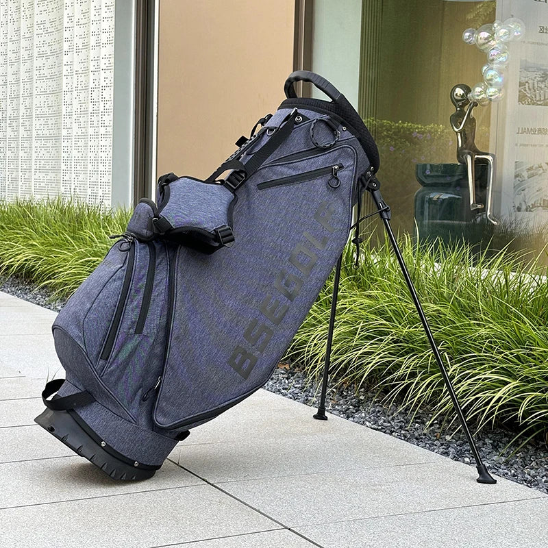 Sac de golf trépied ultra léger – vue de trois quarts avec les bretelles et les pochettes