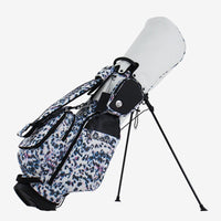 Sac de golf trépied léger à motif animalier – sac blanc à motif tacheté bleu debout sur son trépied, fond uni