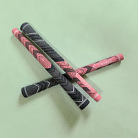 Grips de golf coton et caoutchouc – détail du motif en chevrons rose et noir