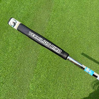 Putter lame blanc quadrillé – grip noir texturé vu de près avec le haut du manche