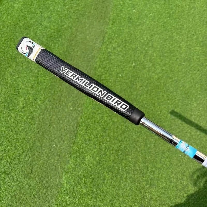 Putter lame blanc quadrillé – grip noir texturé vu de près avec le haut du manche