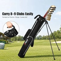 Sac de golf pencil ultraléger – sac noir sur le gazon avec huit à neuf clubs et un détail de la poignée
