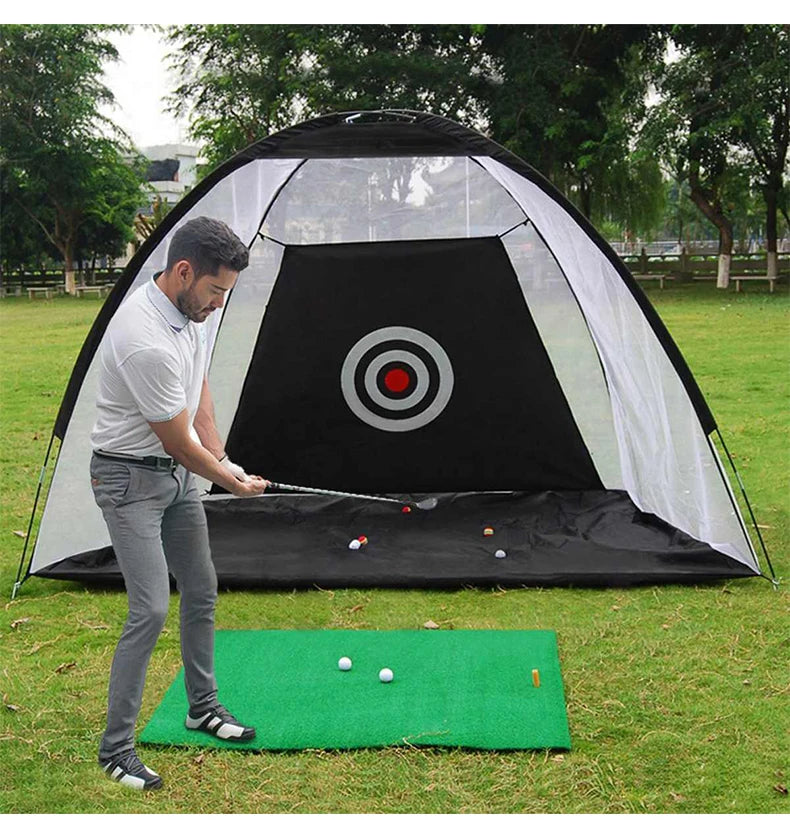 Filet de golf tente noire – golfeur en situation de frappe sur la pelouse