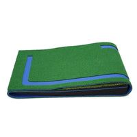 Tapis de putting 3 m à trois trous – tapis replié avec sa base noire et sa bande bleue