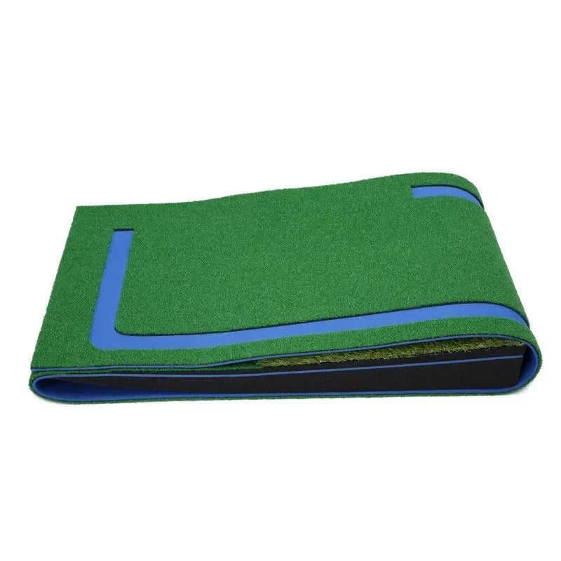 Tapis de putting 3 m à trois trous – tapis replié avec sa base noire et sa bande bleue