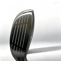 Hybride golf noir – face striée vue de près