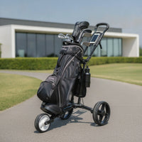 Chariot de golf manuel pliable à 3 roues – chariot avec sac de golf devant un bâtiment moderne