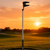 Putter avec ramasse-balle intégré – putter debout au coucher du soleil sur le parcours