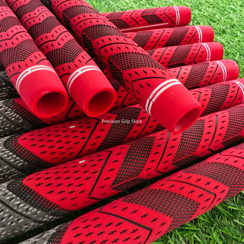 Grips de golf rouges – gros plan sur la texture en chevrons et les extrémités ouvertes