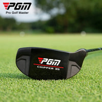 Chipper de golf – tête noire posée sur le green vue de face