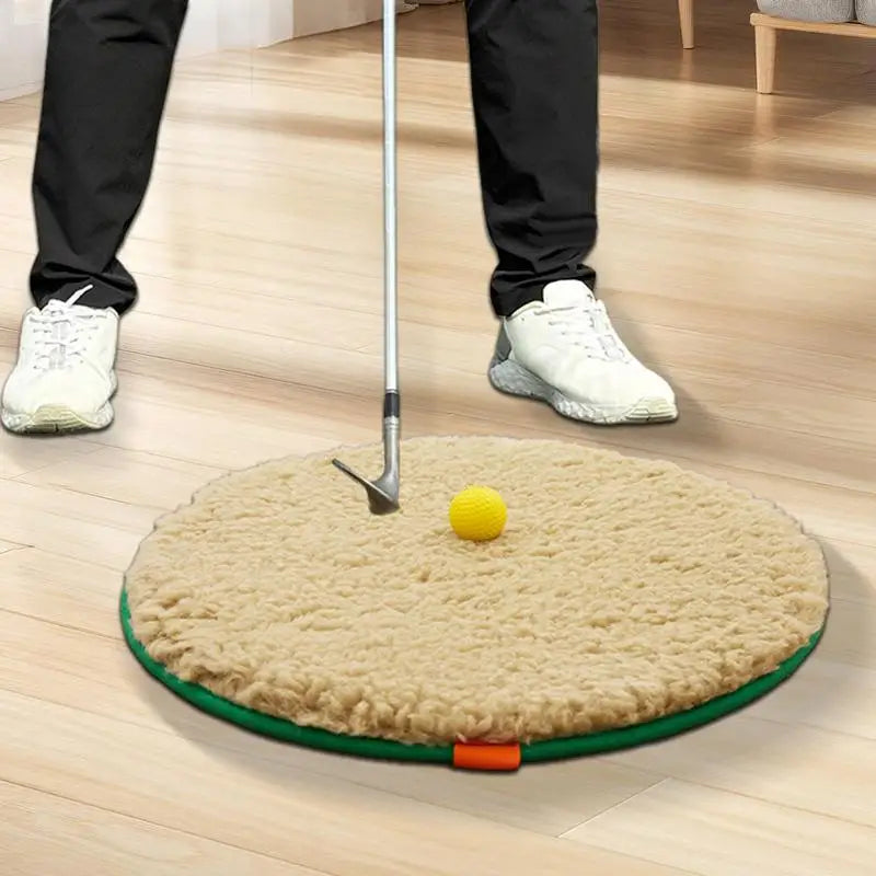 Tapis de bunker golf rond – wedge posé sur le tapis avec une balle souple, vue en situation