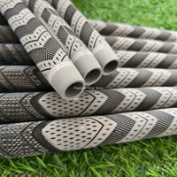 Grips de golf gris – texture en chevrons sur la pelouse